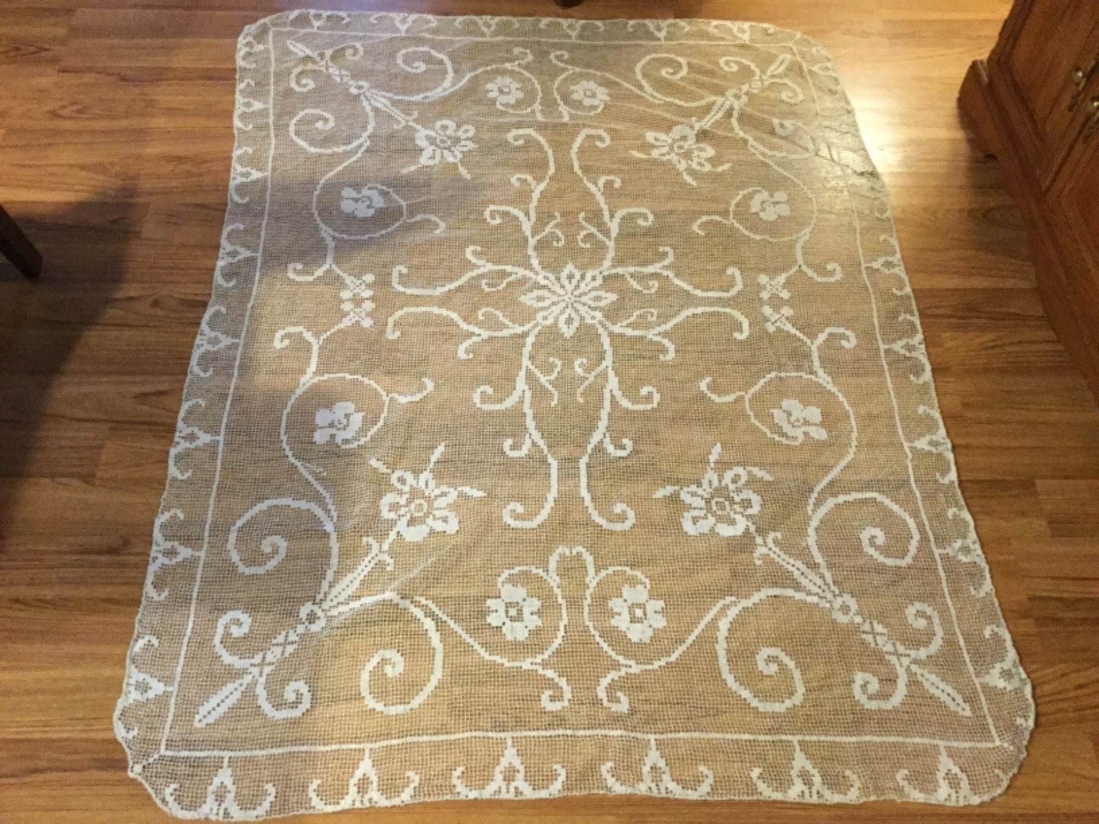 EXQUISITE FLOWER DESIGN  ANTIQUE HANDMADE CROCHET TABLECLOTH MARY CARD ?