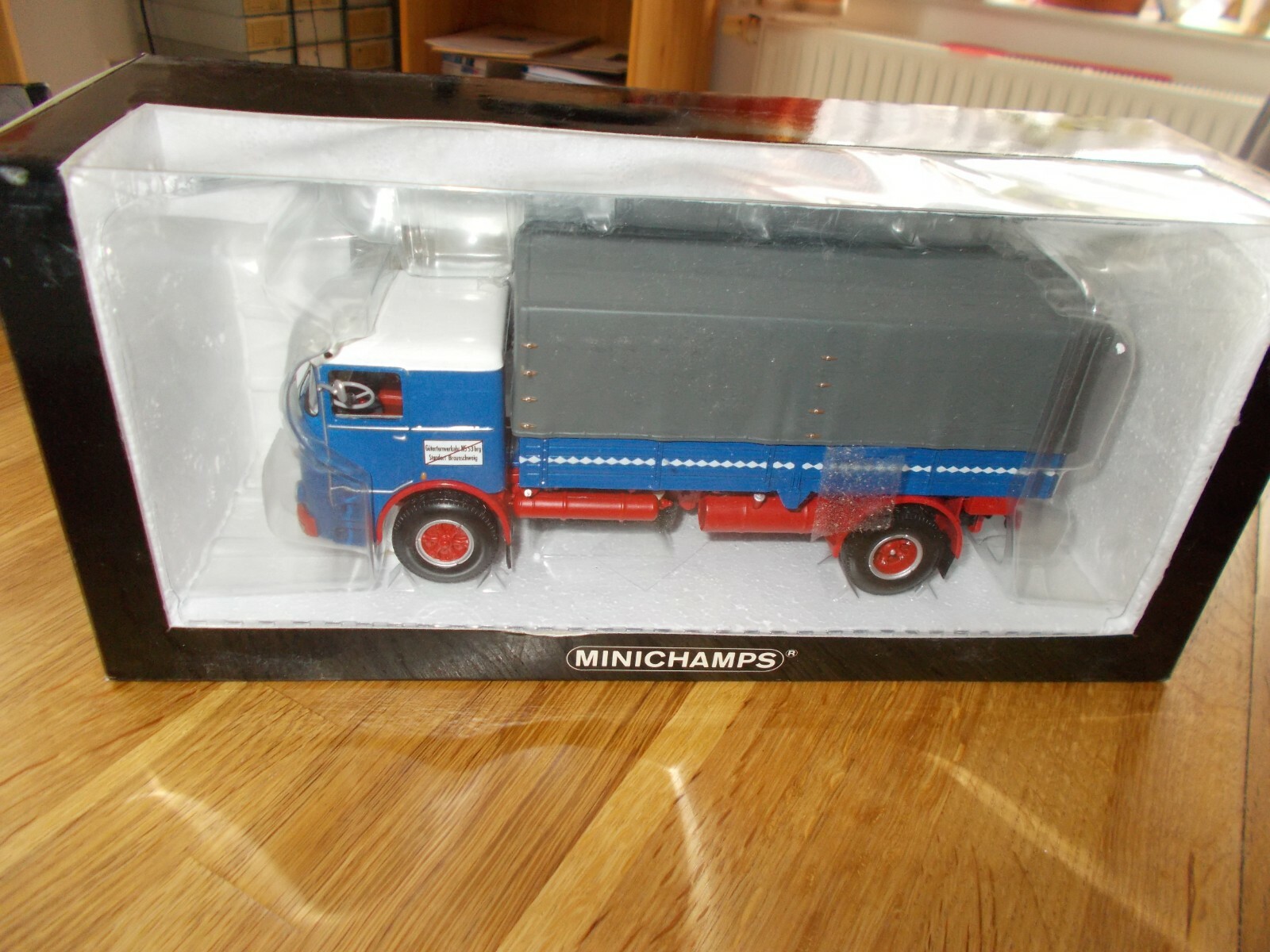 Minichamps 1 : 43 Büssing LU 11/16 Pritschenwagen "blau/rot" in OVP, neuwertig