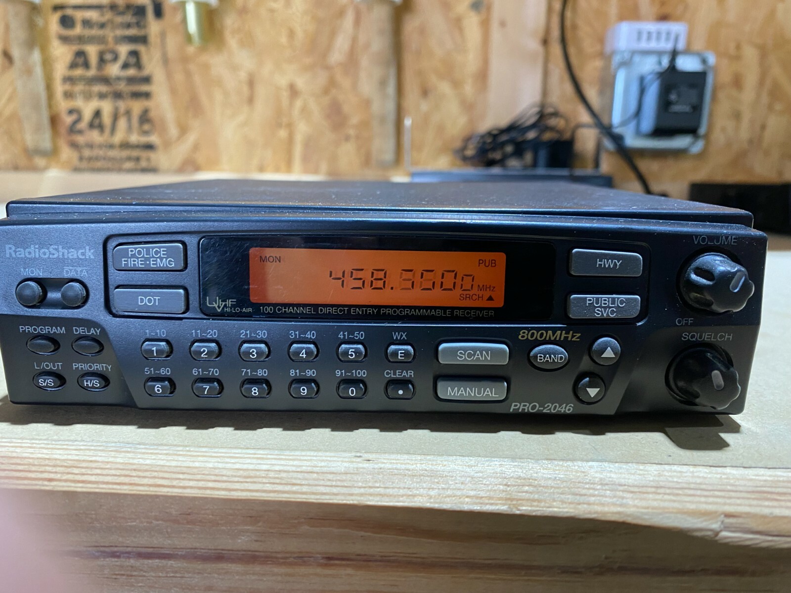 RadioShack Pro2046 100 Channel Analog Police/Fire/Ambulance Scanner の