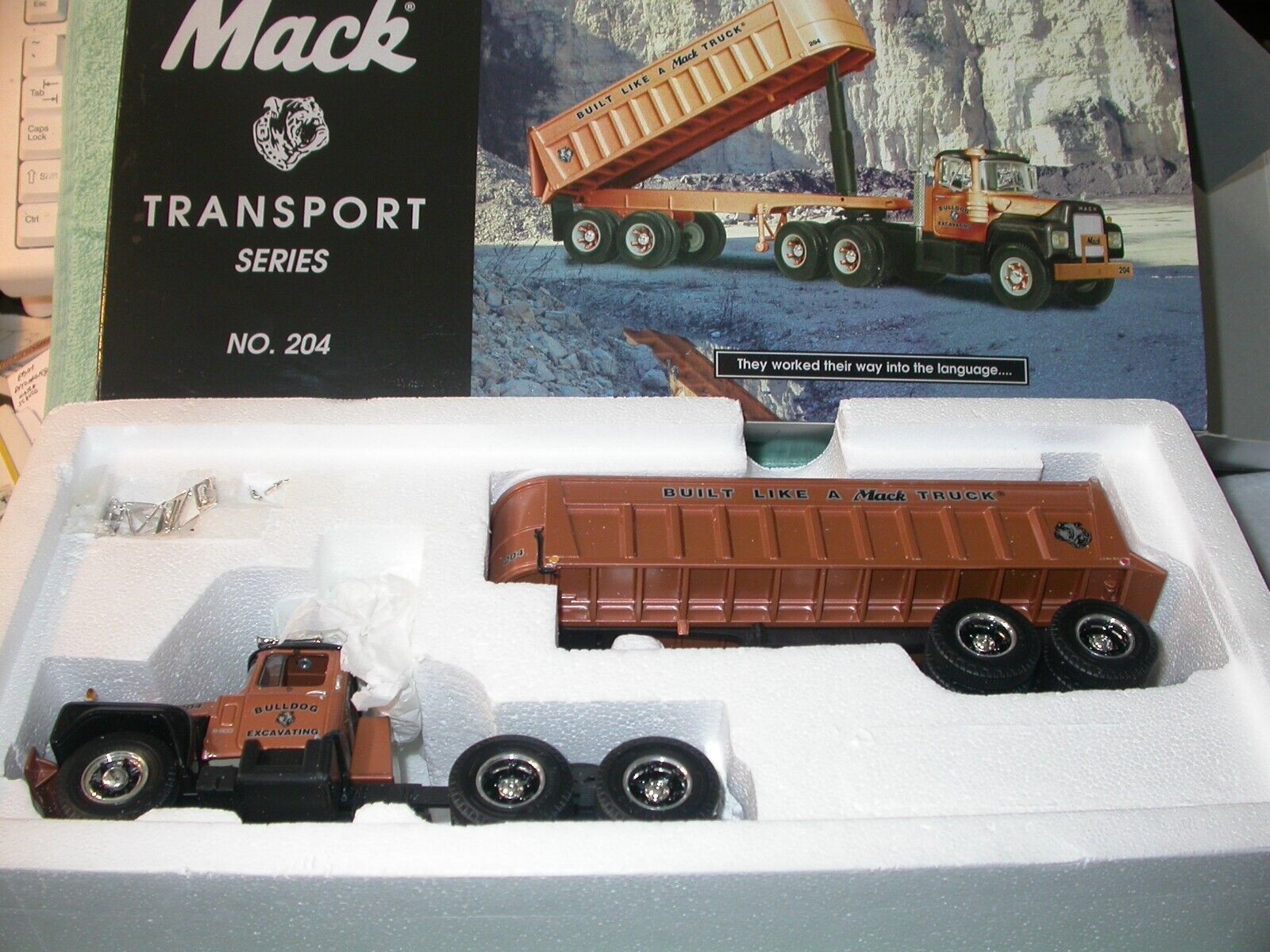 First Gear Mack 19-2500 Transport 204 Model R600 Truck with First Gear Mack 19-2500 Transport 204 Model R600 Truck with