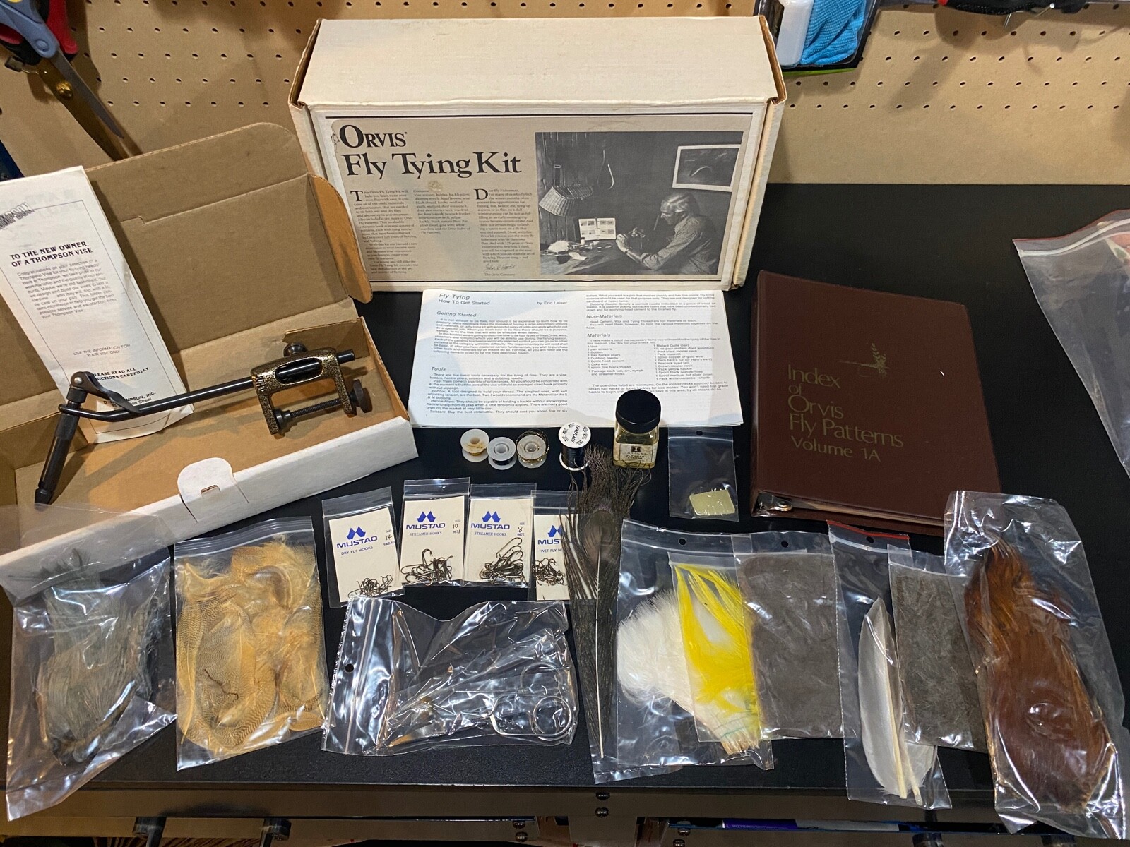 Vintage Orvis Fly Tying Kit D.H. Thompson Vise Fly Patterns Book 1978 の