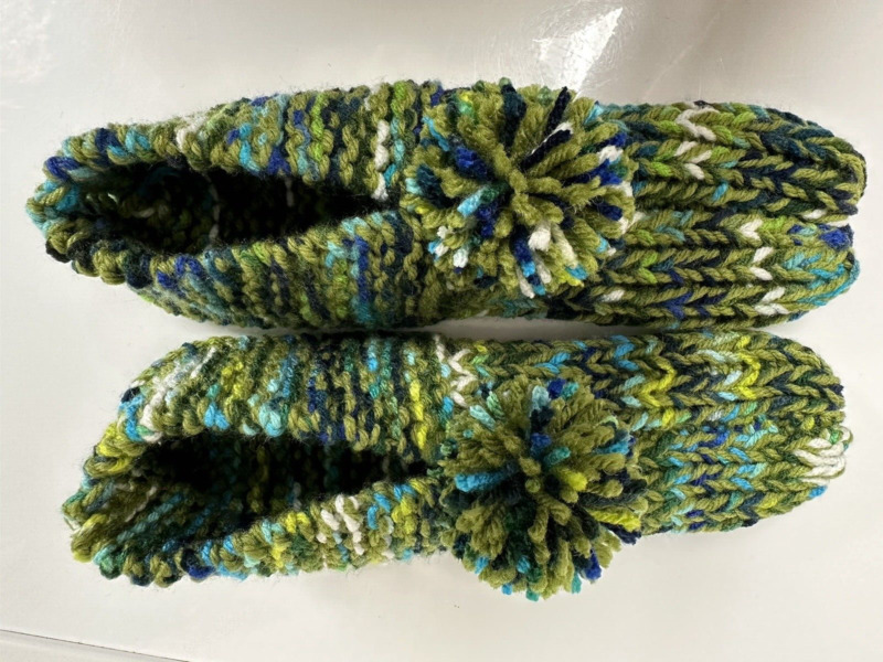 New Amish Hand Knit Slippers Olive/Green/Blue Mix Wms Med/Lg Mans Sm/M 9 1/4"