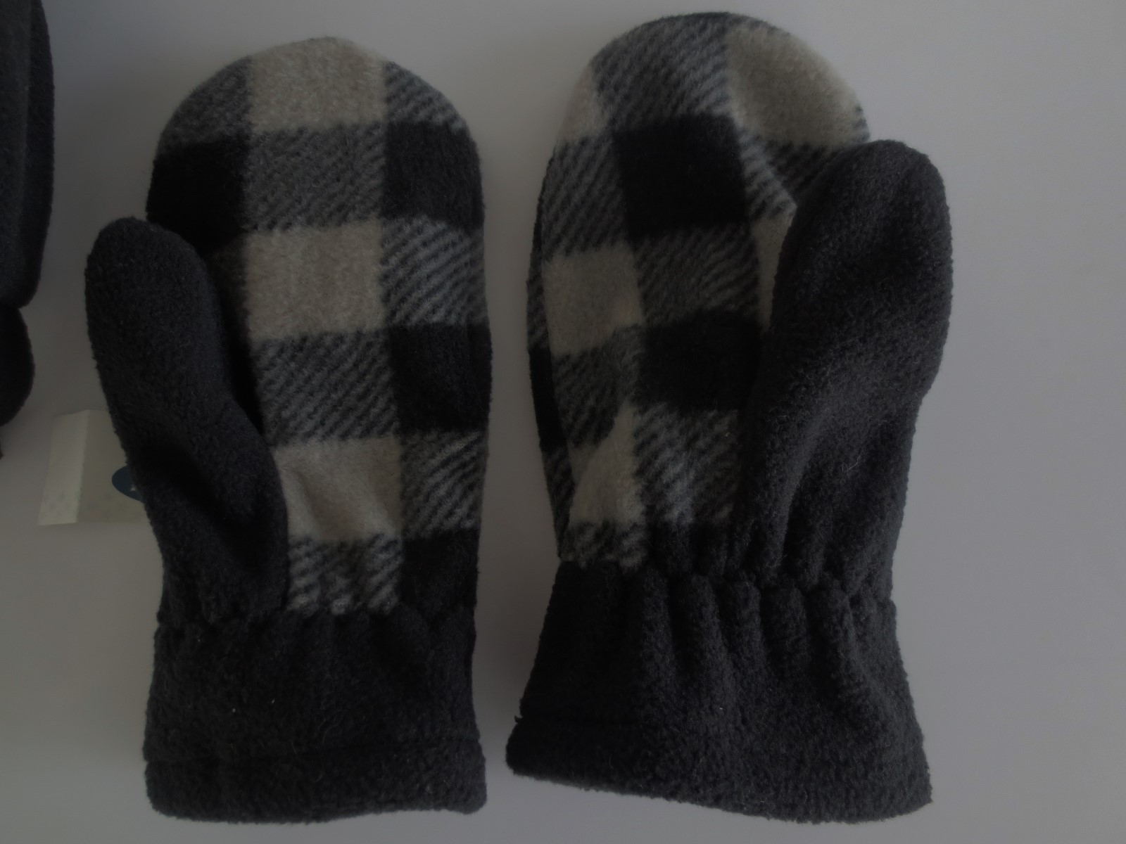 NEW Toddler  2T or 3T OLD NAVY Fleece Winter Hat Mitten Set Black Gray