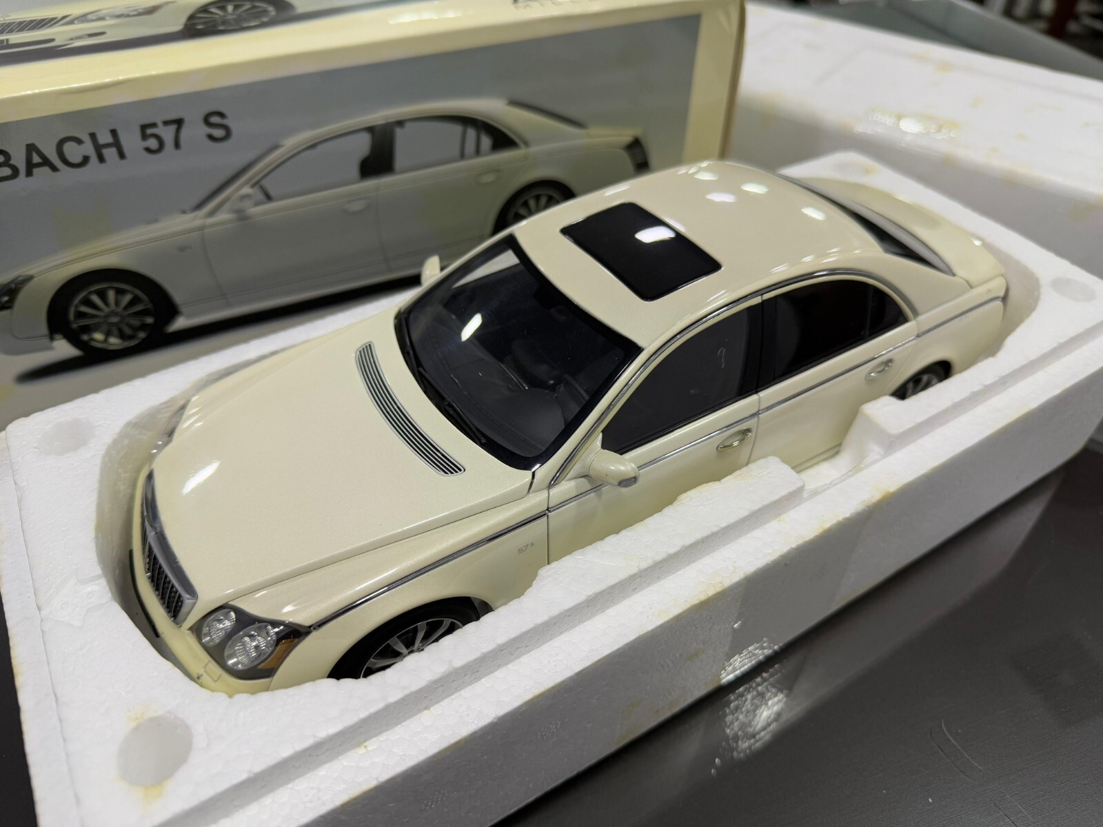 1/18 Autoart Mercedes Benz Maybach 57s White 76158 Diecast