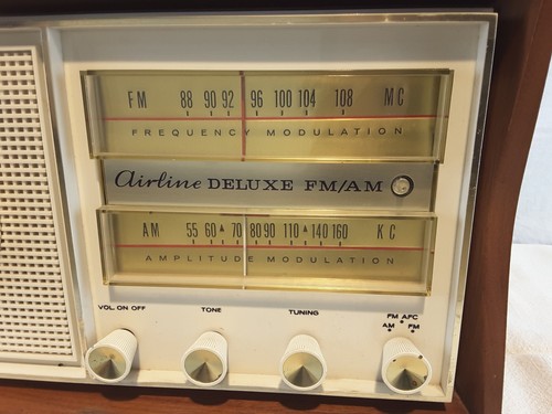 Vintage WARDS Airline DELUXE FM/AM Radio Model No.  GEN. 1696A - does not work