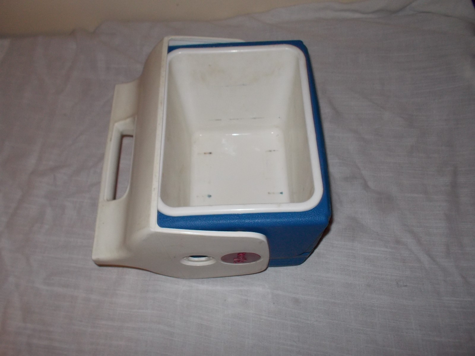 MINIMATE COOLER BY IGLOO RED WHITE AND BLUE WITH SIDE BUTTON RELEASE