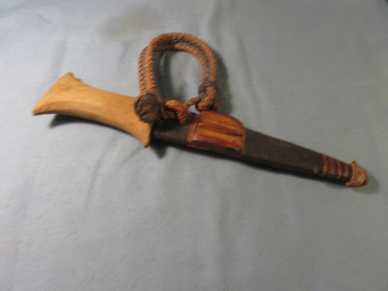Ancien Couteau Touareg, Avec Son Ã©Tui En Cuir Aux Motifs Ethniques