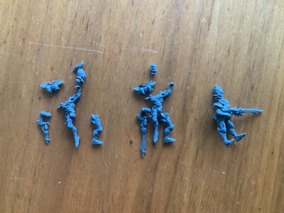 3 crew hanging from the hull of a Drukhari Raider  - Warhammer 40k bitz