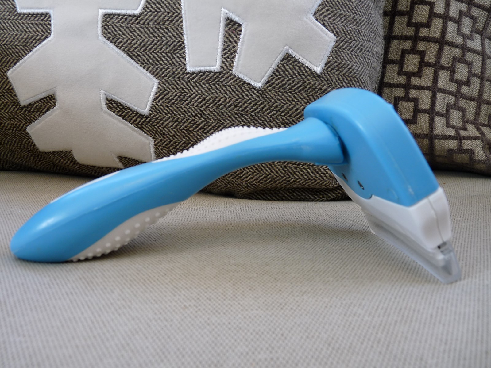 Deshedding tool brush dogs Short, Medium & Long Pet Hair w/ Fur Ejector- Cloud 9