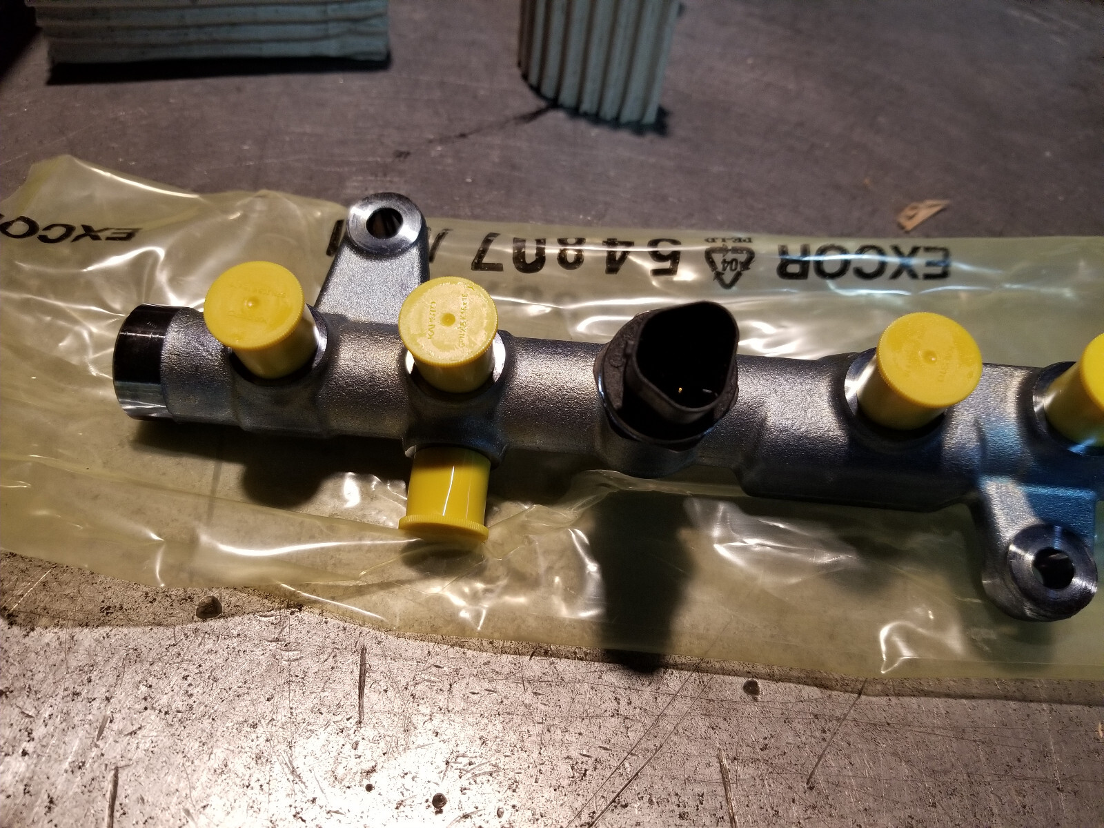 OEM Cummins Bosch 0445226167 5348915 Fuel Rail - Picture 7 of 11