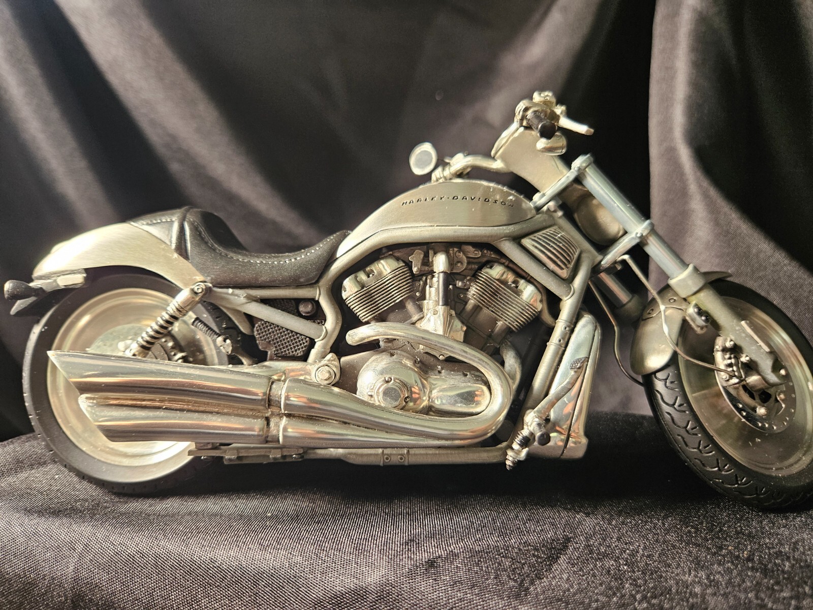 Franklin Mint Harley Davidson VRSCA V-Rod Pewter 1:10 Scale Franklin Mint Harley Davidson VRSCA V-Rod Pewter 1:10 Scale