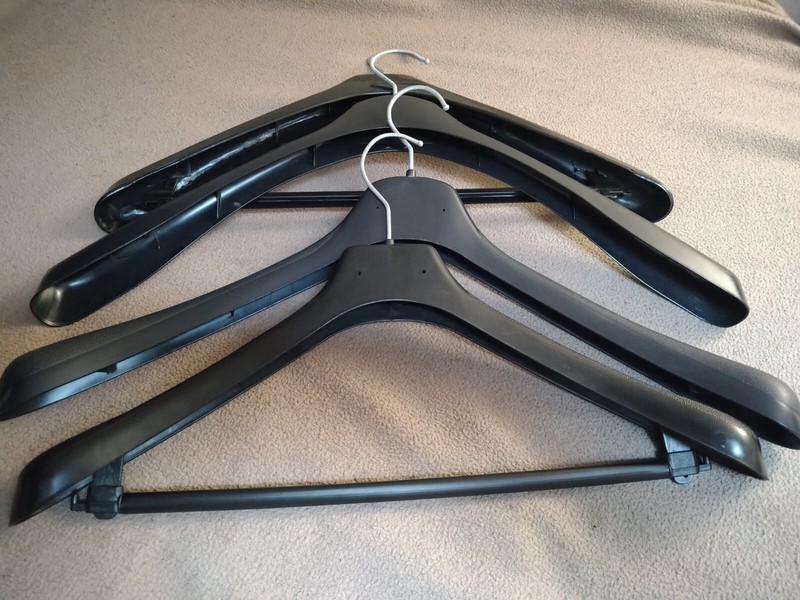 4 Cintres Noirs Pour Manteaux Et Vestes (Black Hangers For Coats And Jackets)