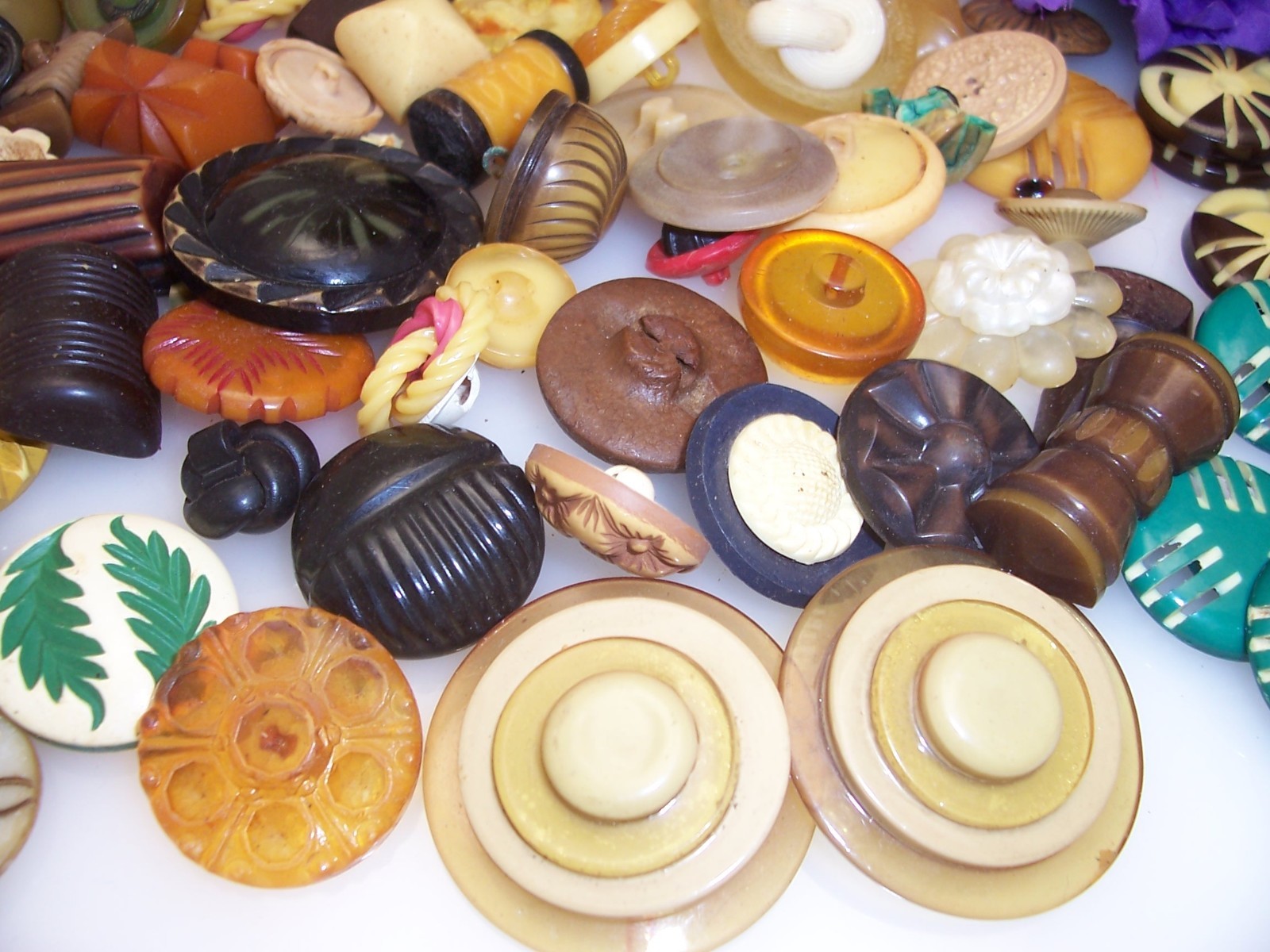 Vintage Large Mixed Lot Bakelite Lucite Plastic Buttons