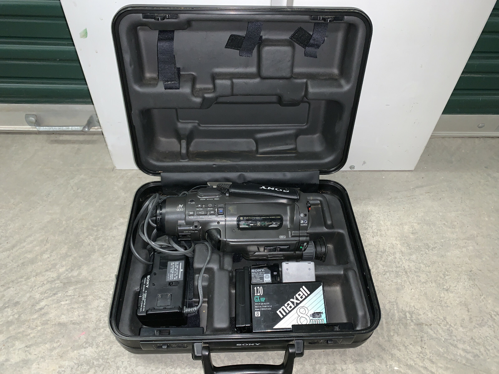 Sony Video Camera Recorder CCD-Fx270 Bundle - For Parts or Sony Video Camera Recorder CCD-Fx270 Bundle - For Parts or