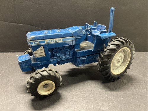 ミニカー FORD tractor 7740 ERTL made in USA 1/64th Scale Ford 7740 Tractor with Loader And Cab. Ertl Die