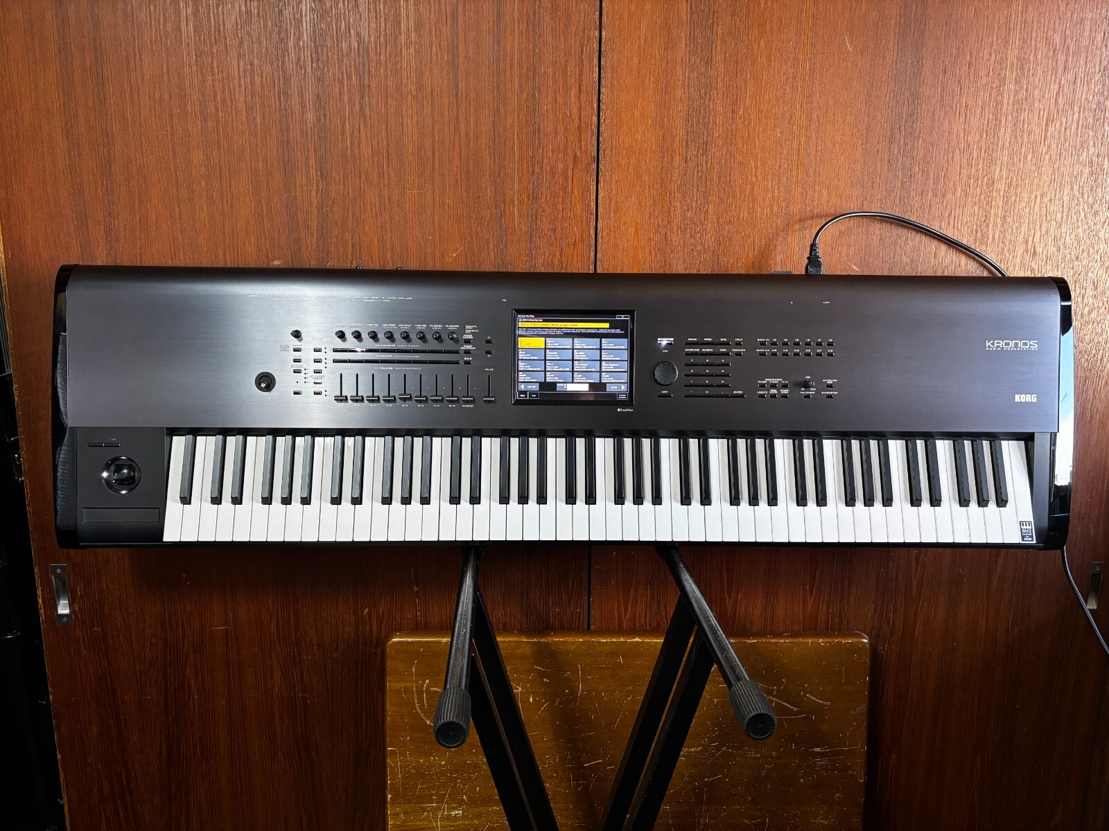 Korg Kronos 88-key Synthesizer Workstation Ver 2.0.6 w/ case Korg Kronos 88-key Synthesizer Workstation Ver 2.0.6 w/ case