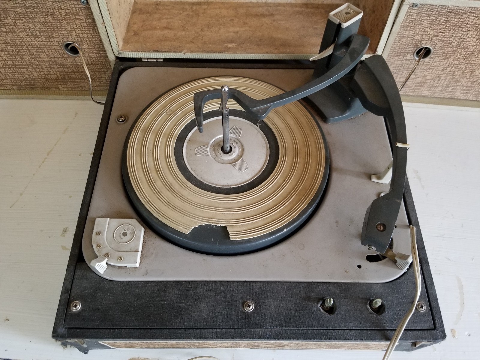 Vintage Imperial suitcase record player w/ built-in speakers AS IS