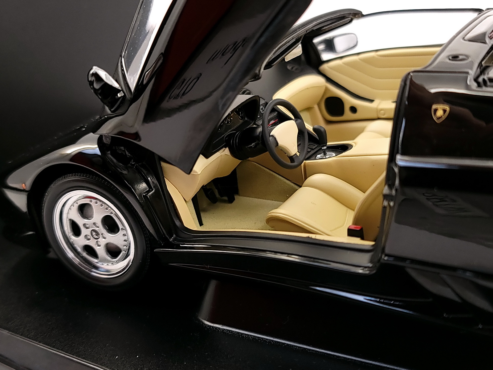 AUTOart 1:18 scale Lamborghini Diablo VT Roadster(Black
