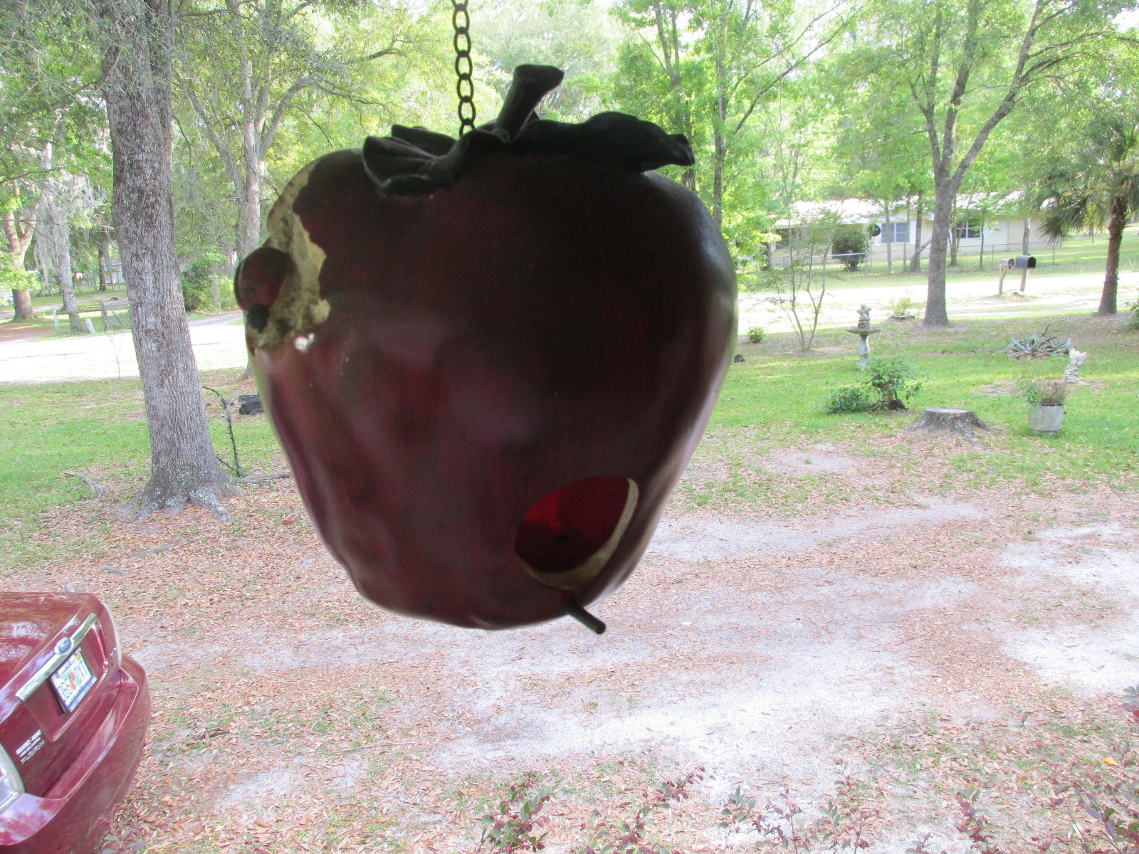 Apple - shaped birdhouse Red