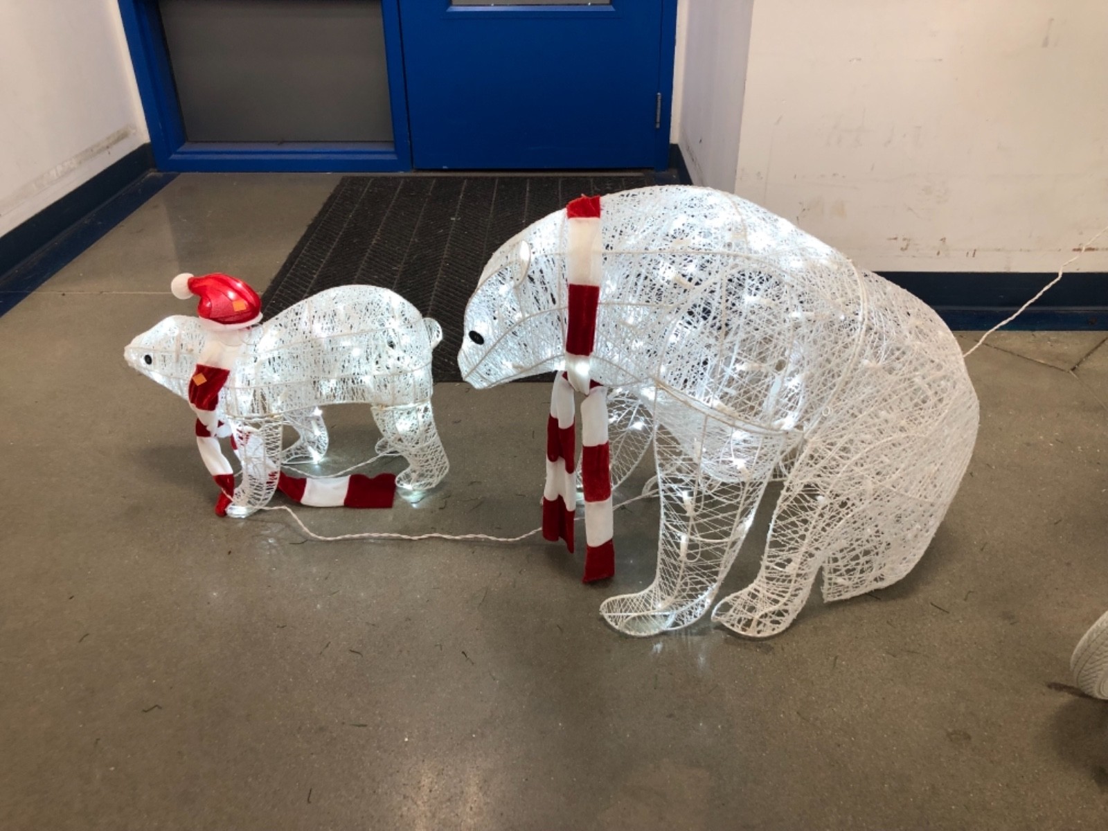 Set of 2  LED Polar Bear Family WeatherProof Tinsel 3D Christmas Lawn Show