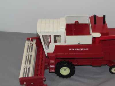 Vintage International IH 915 toy Combine Sharp 1:16 1:20 Scale Ertl old Knobby