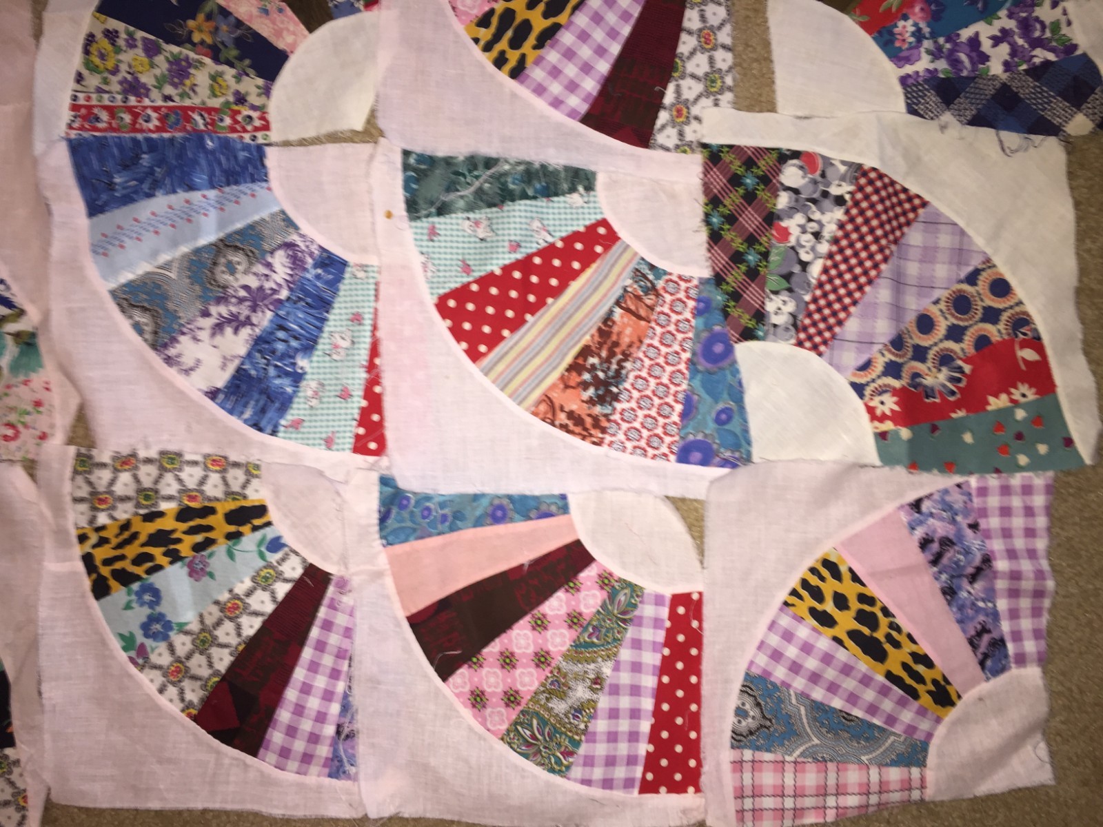 LOT of 32 QUARTER (1/4) DRESDEN PLATE BLOCKS~8