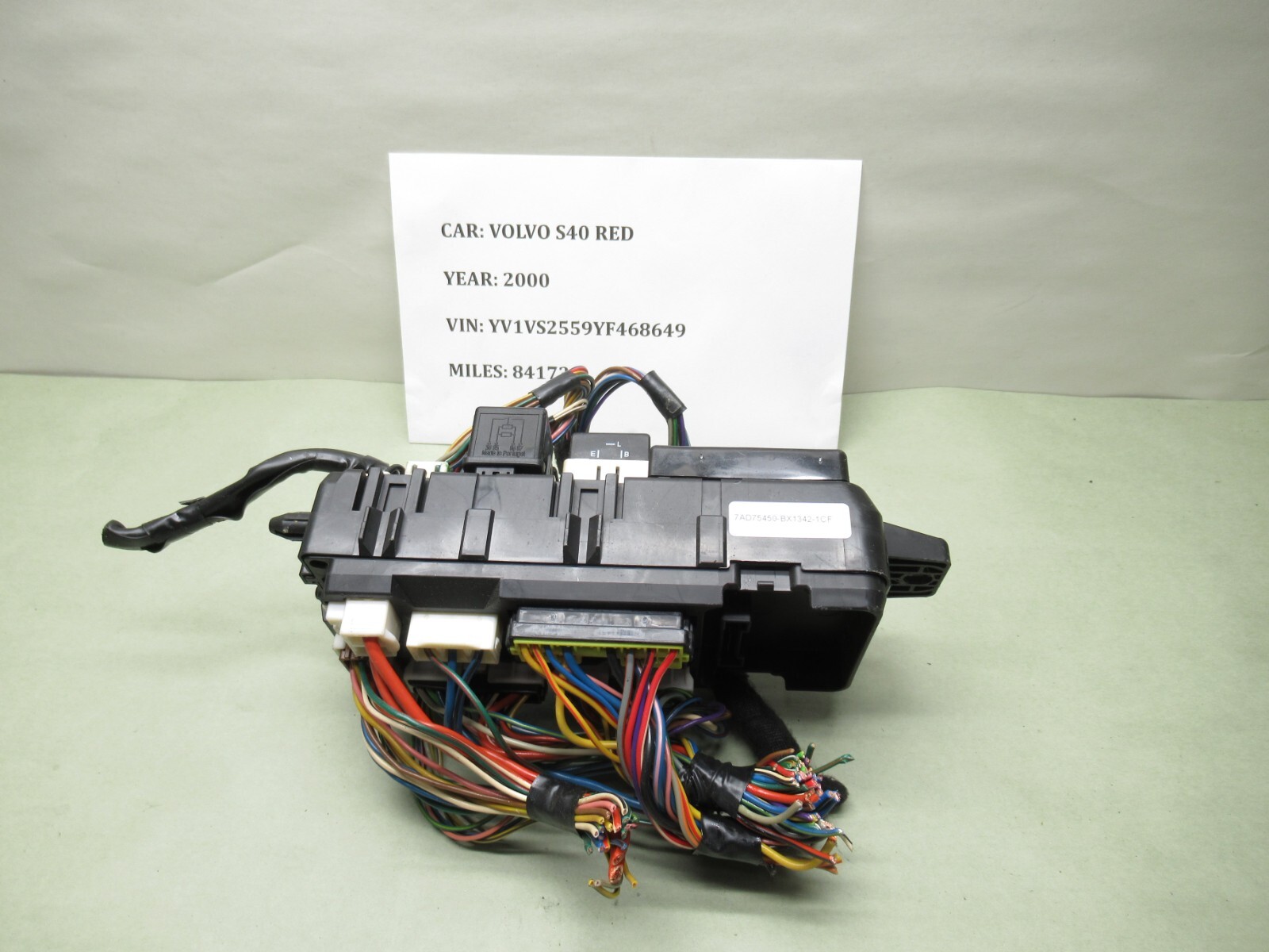 2000 Volvo S40 OEM Fuse Relay Box Junction 0 30889703 Used