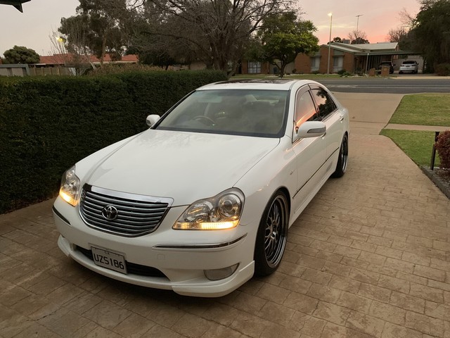 Toyota crown majesta uzs186