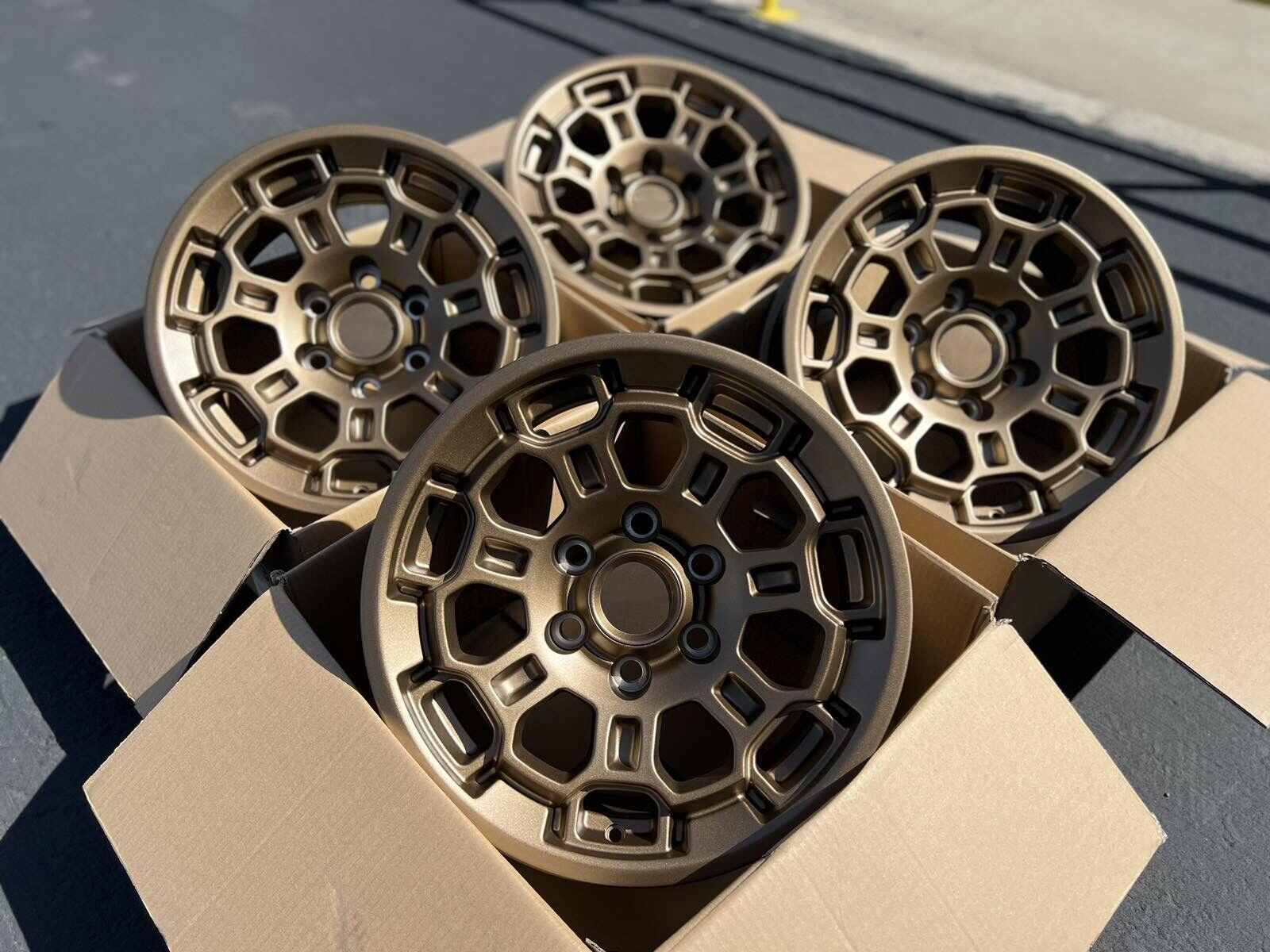 1/2[新品] TOYOTA TRD 純正 R17 6x139.7 ホイール 00.jpg