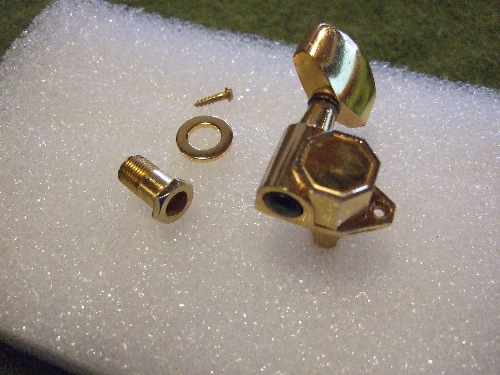 Gotoh Tuning Peg Octagon Gold Vintage Bass Side