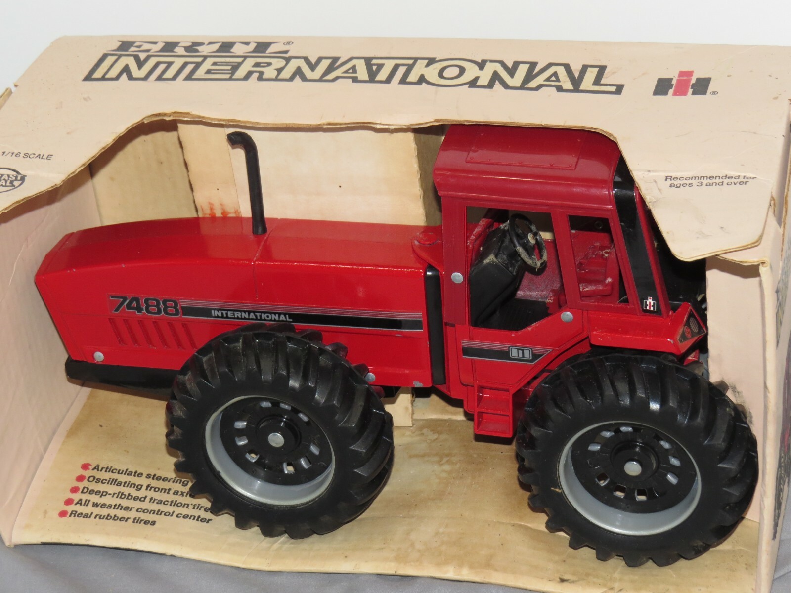 Vintage International Harvester 7488 IH 2+2 4WD Tractor NIB 1:16 dirty box Ertl