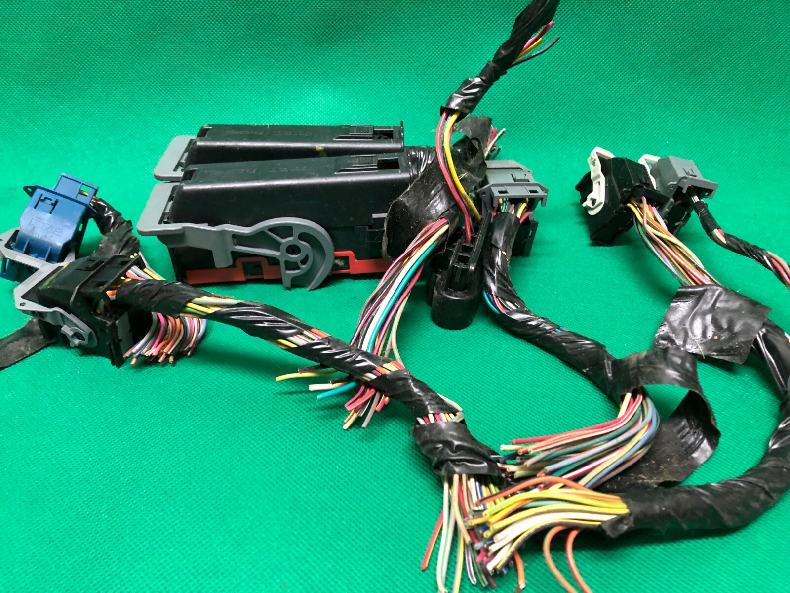 WIRING HARNESS PLUG CONNECTOR 07 08 FORD MUSTANG FUSE BCM