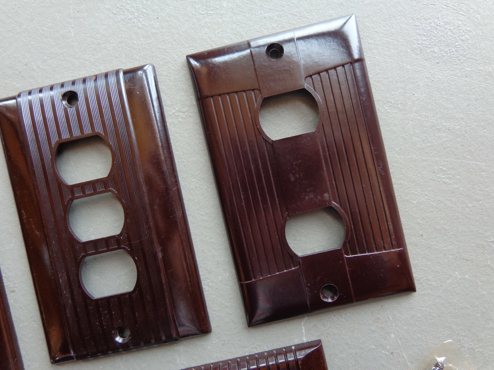 Vtg Lot of 5 Brown Bakelite Switch & Outlet Cover Plates Ribbed Design