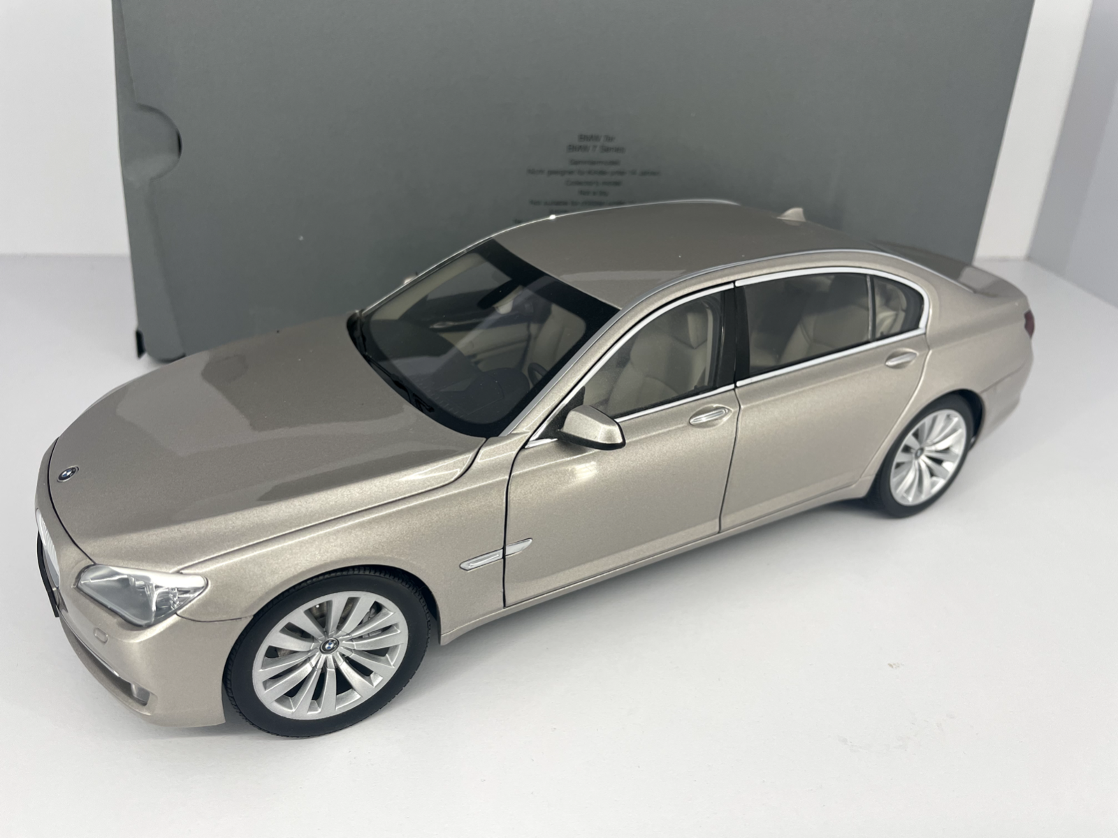 KYOSHO 1/18 BMW 750Li　530 1/18 Kyosho BMW F02 7 Series 750Li (Silver) Diecast Car