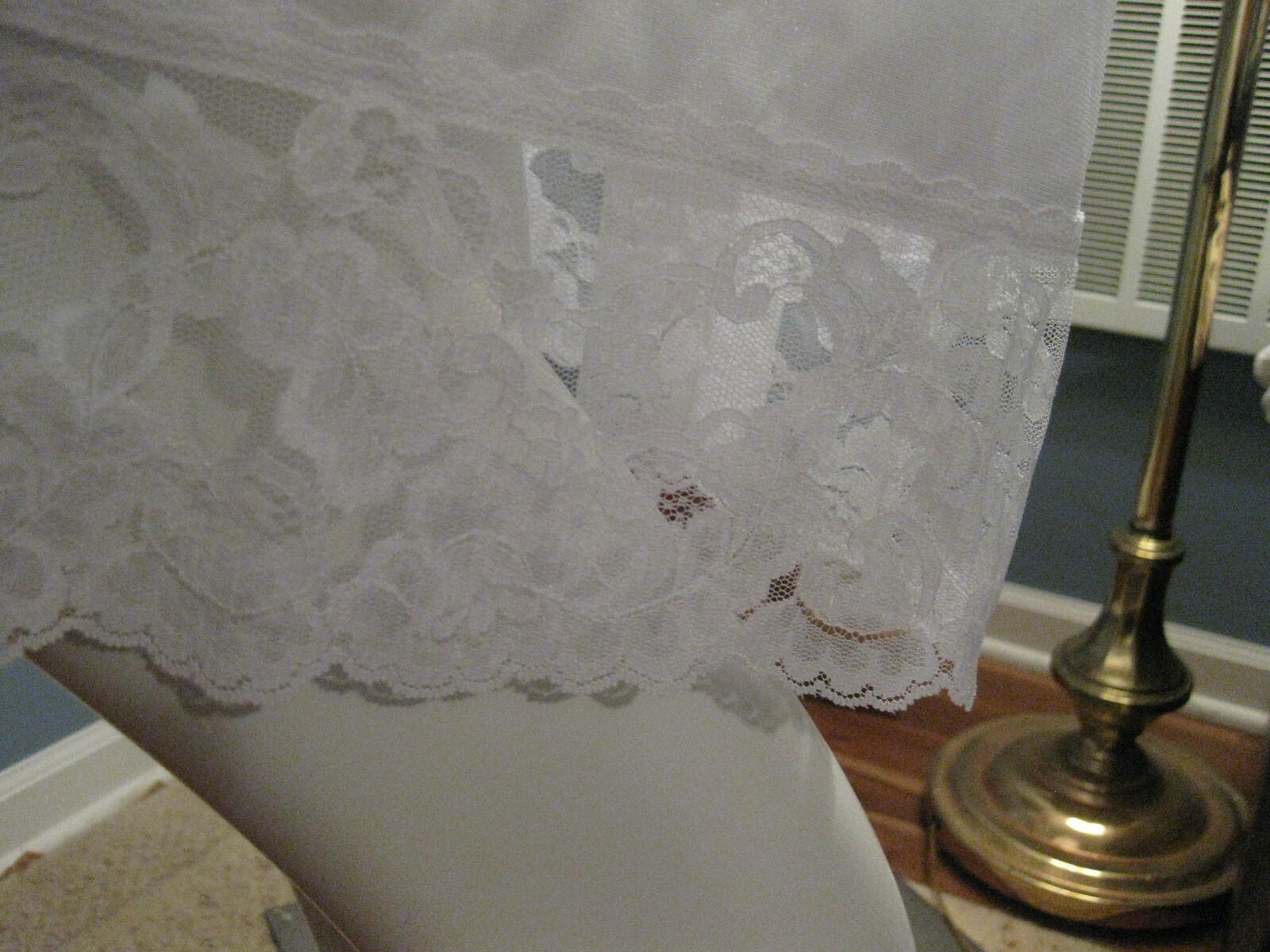 VASSARETTE WHITE HALF SLIP, SIZE 26
