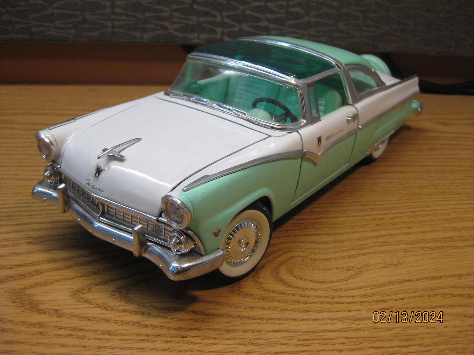 1/18 1955 FORD CROWN VICTORIA, LIGHT GREEN & WHITE, ROAD