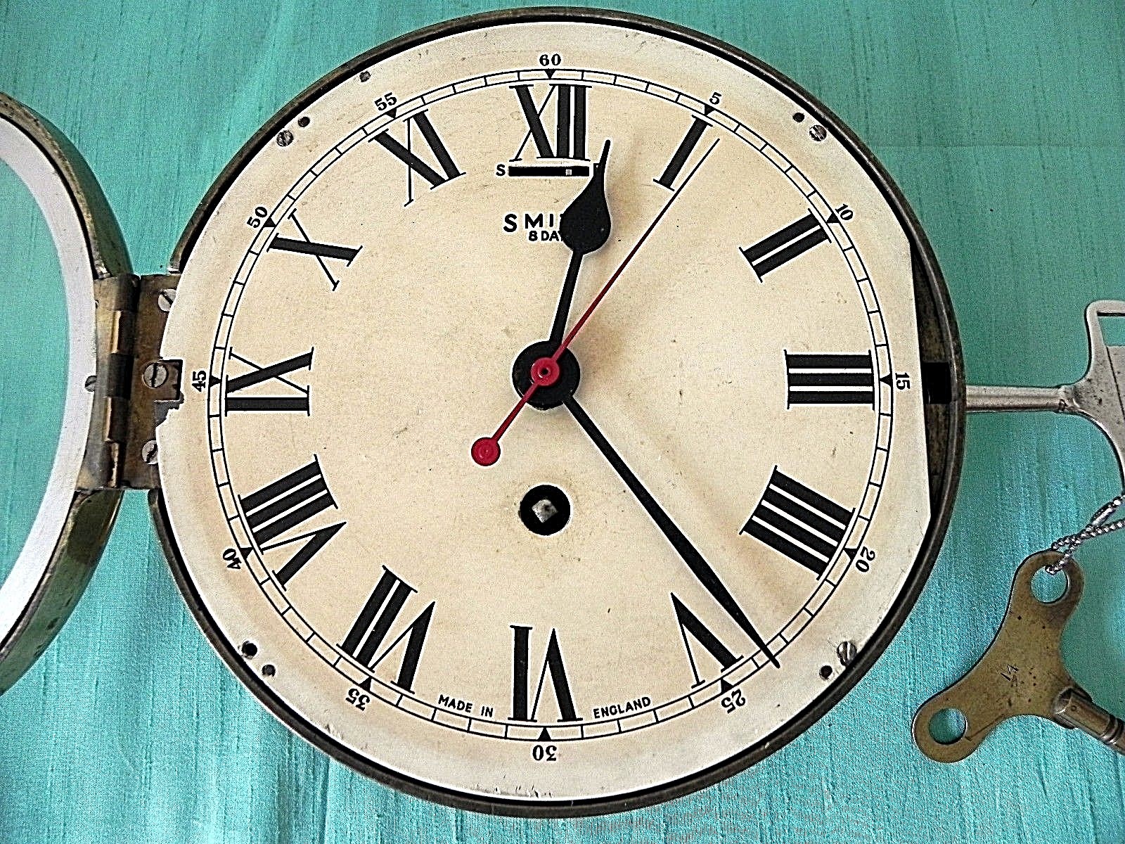 VINTAGE WORKING SMITH 8 DAY KEY WIND SHIPS CLOCK WITH LOCKING GLASS FACE