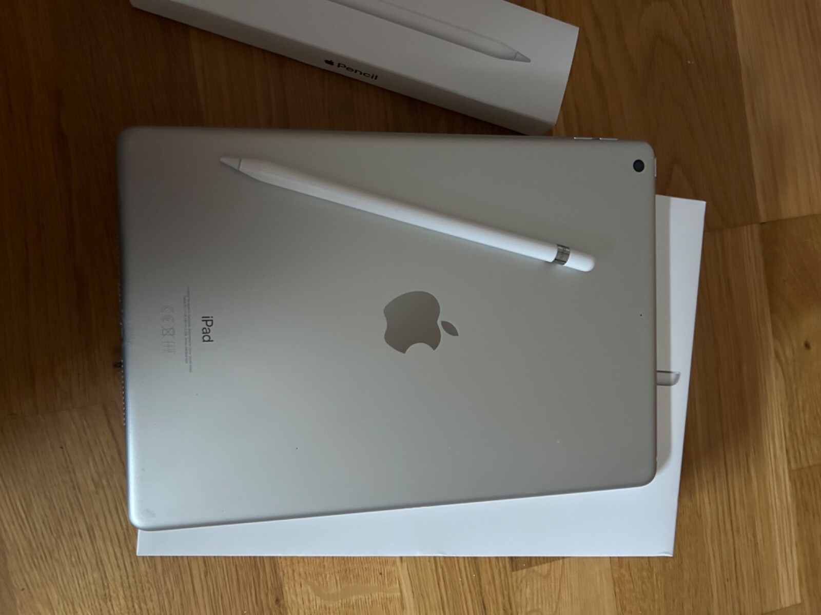 ipad 9th generation 64gb silver with apple pencil and box *perfect condition* ipad 9th generation 64gb silver with apple pencil and box *perfect condition*