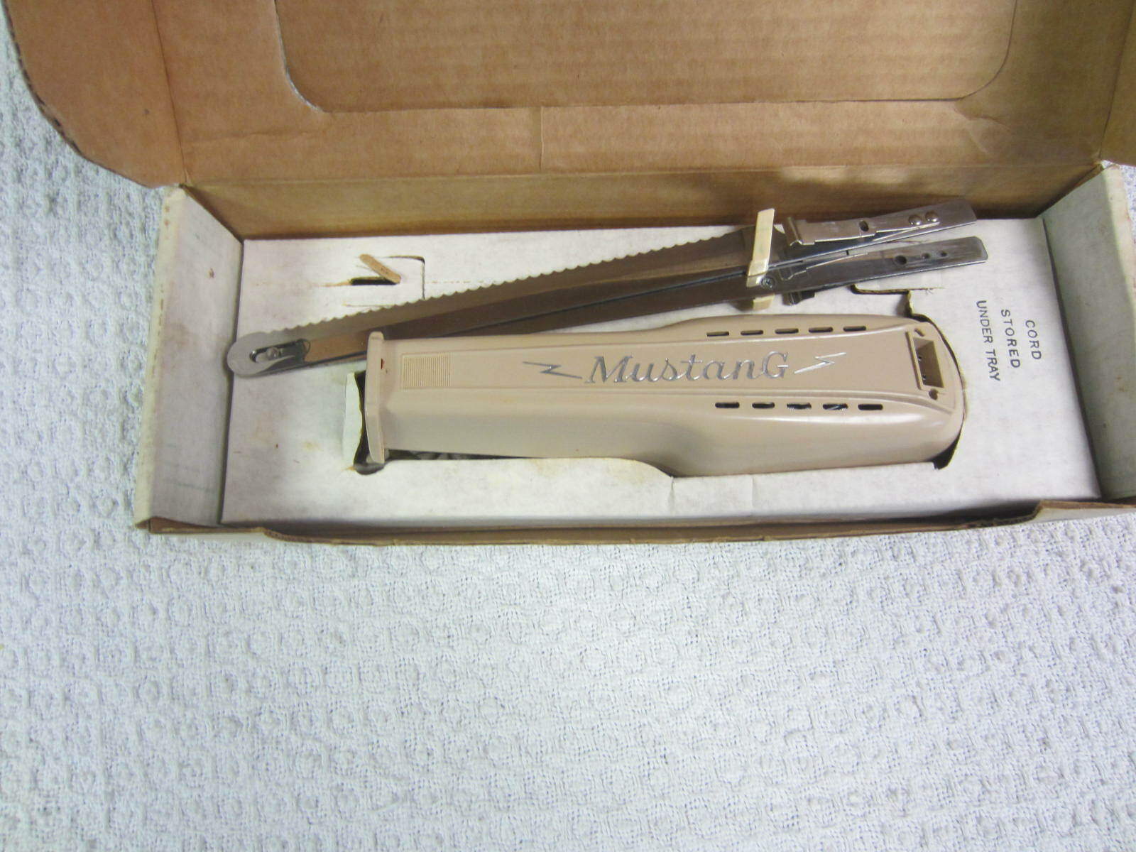 Vintage~Mustang Beige Electric Slicing Knife~Fleetwood Appliance Corp~596E~Works