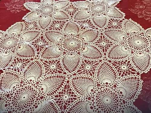 Vintage Hand Crochet Lace Tablecloth Round Table Cloth Doily Floral Pattern 38”