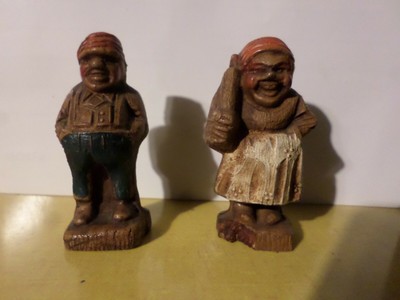 TWO SMALL RESIN FIGURES PORTLY MAN & WOMAN WITH A ROLLING PIN  - APPROX. 2'' TALL