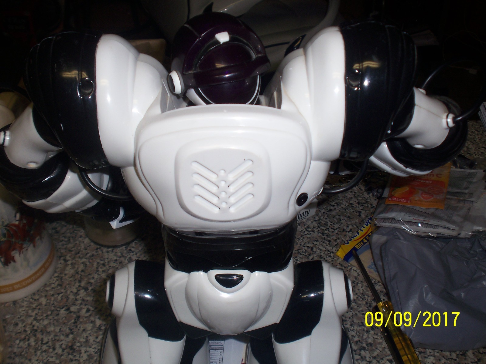Wow Wee Robotics Robosapien  White And Black Humaniod  Robot Remote Control 14''