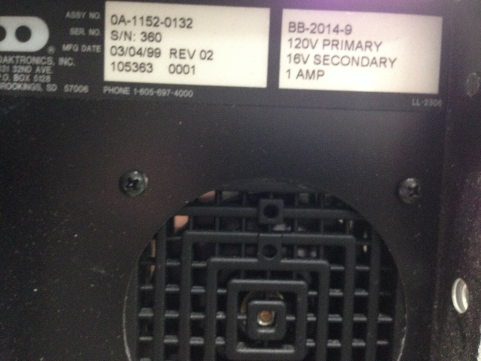 DAKTRONICS BACKSTOP MOUNTED SCOREBOARDS, PAIR, MODEL BB-2014-9, INDOOR