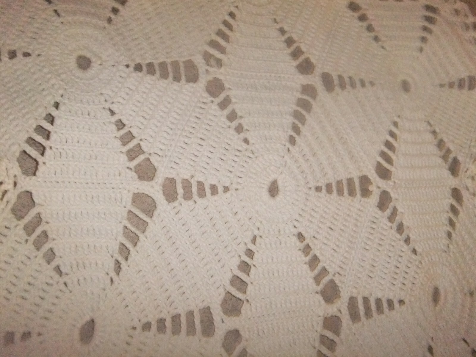 Vintage Table Top/Runner White Crochet Long    #33TR