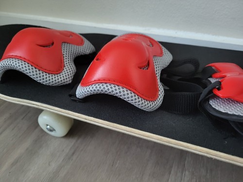 Skateboard - White and black + kit protection excellent condition.