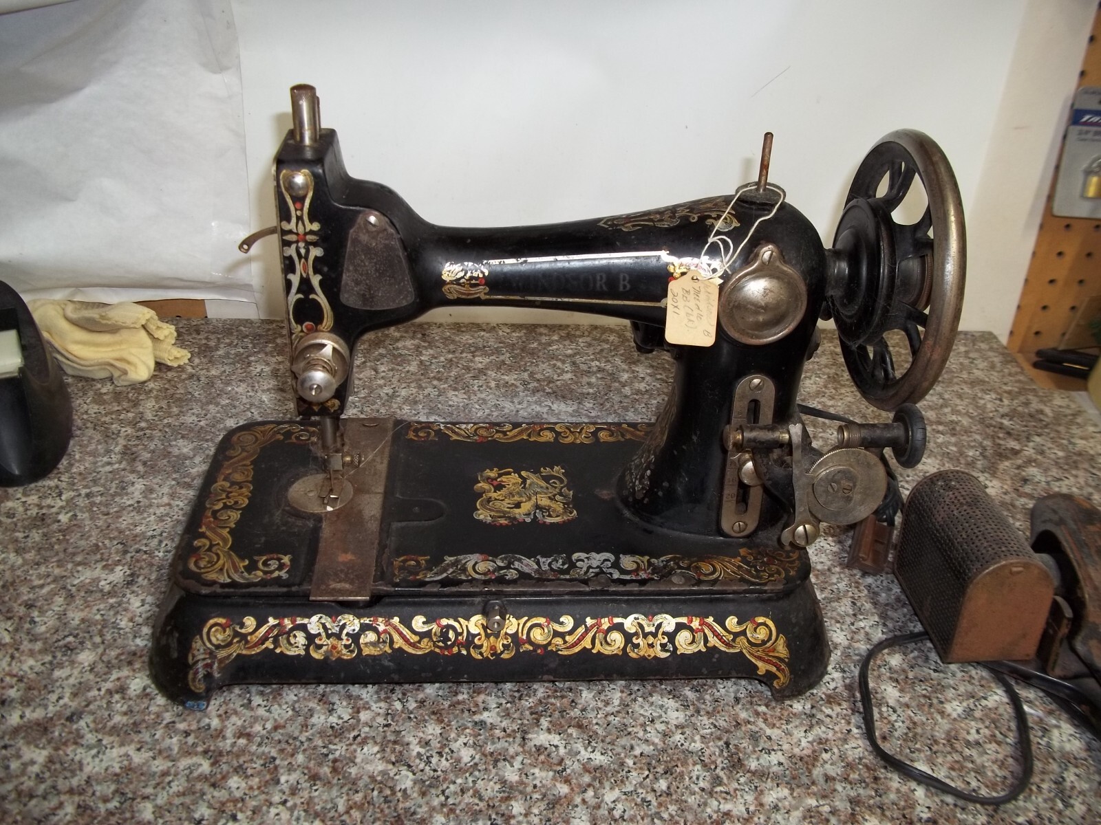 Antique Windsor B sewing machine with dragon decal in Antique Windsor B sewing machine with dragon decal in