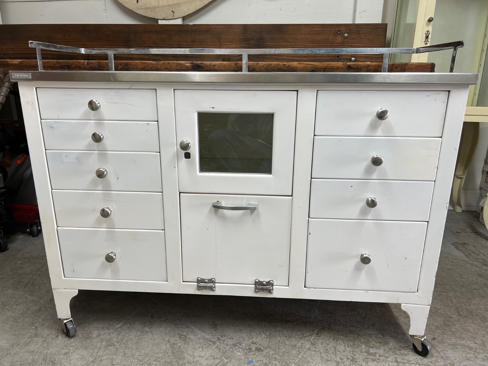 金属製キャビネット　Industrial Doctors Cabinet Vintage Industrial Metal Medicine Cabinet Medical Dental