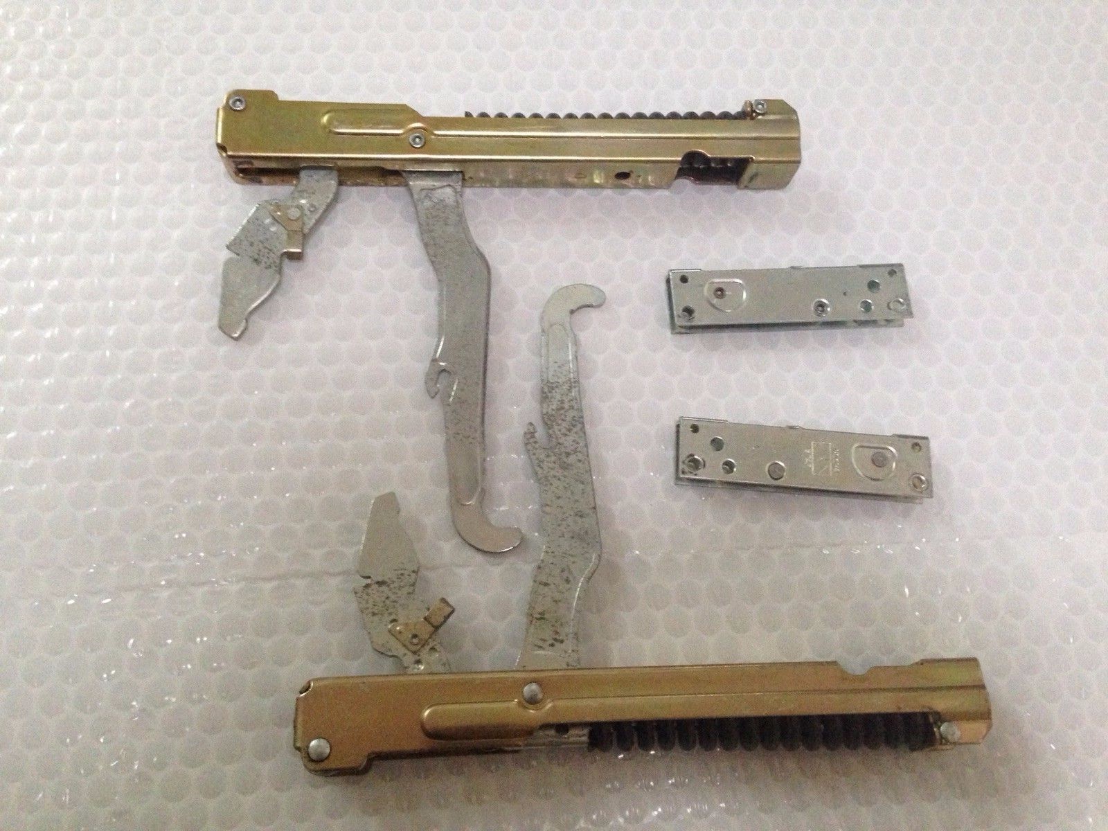 DACOR HINGES AND HINGE RECEPTACLES FROM RSD30 RANGE 82508 701034