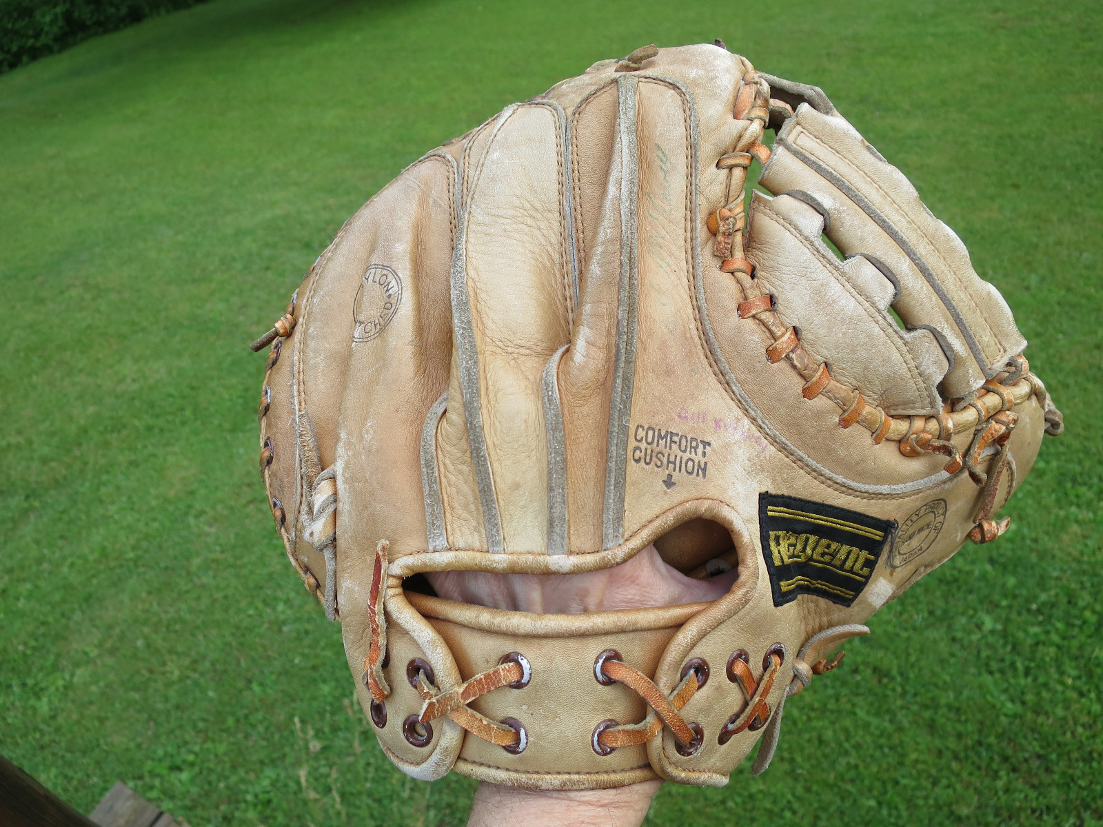Vintage Regent CM-113 Tan Leather Catcher Mitt Ball Glove Right Hand Thrower 33
