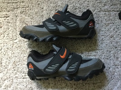 nike acg mountain bike shoes